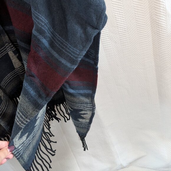Charlie Paige Cape NWT Navy Fringe Cozy Woven Wrap One Size Southwestern Aztec - Picture 11 of 12